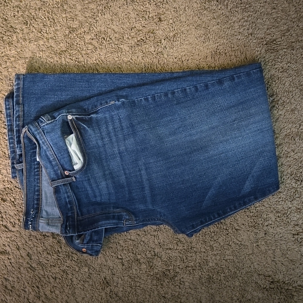 This is Old Navy women curvy blue jeans size 12.